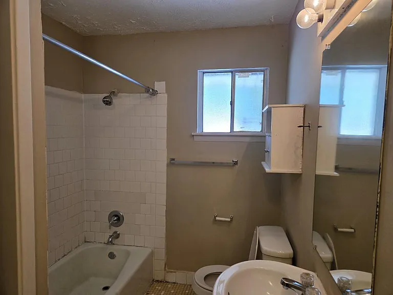 897 Six Oaks Cir — Photo 3