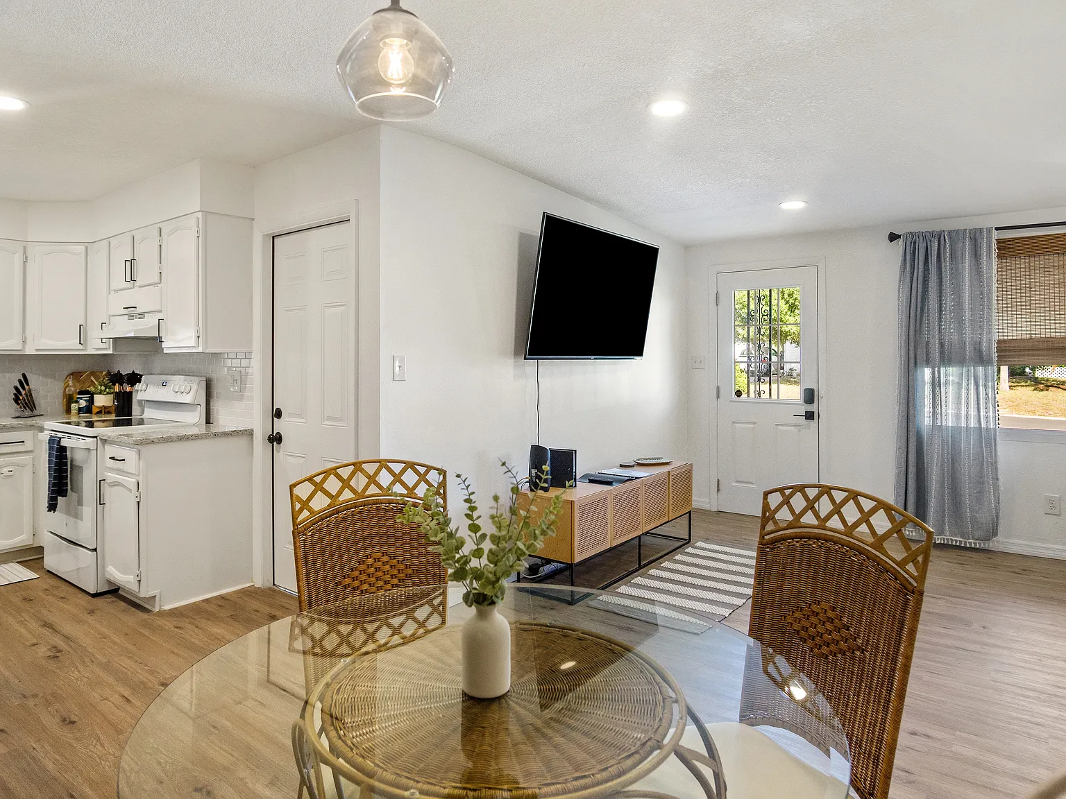 2 bed, 1100 sqft, $2,300 — Photo 2
