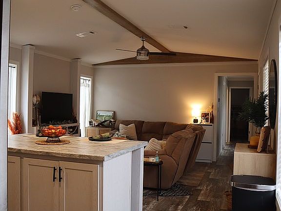 5th image of 592 San Saba Ln