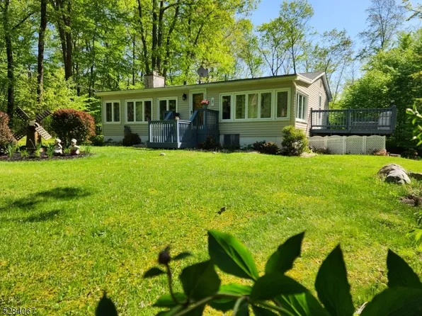 8 Juniper Ln, Hampton Twp., NJ 07860