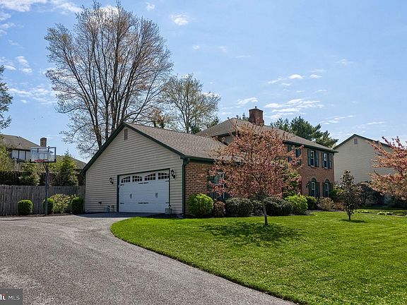 4th image of 483 Woodcrest Dr