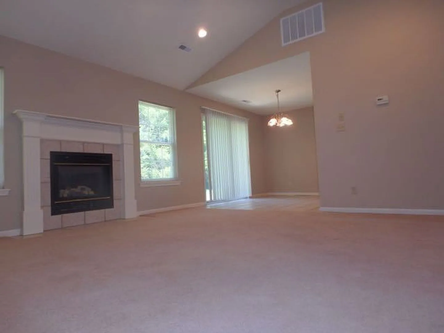Nice 3 Bed 2 Bath House In Bearfield Meadows! — Photo 4