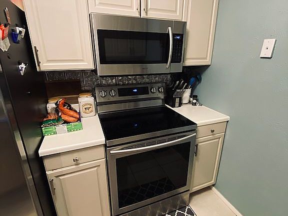 3rd image of 425 Southlake Dr