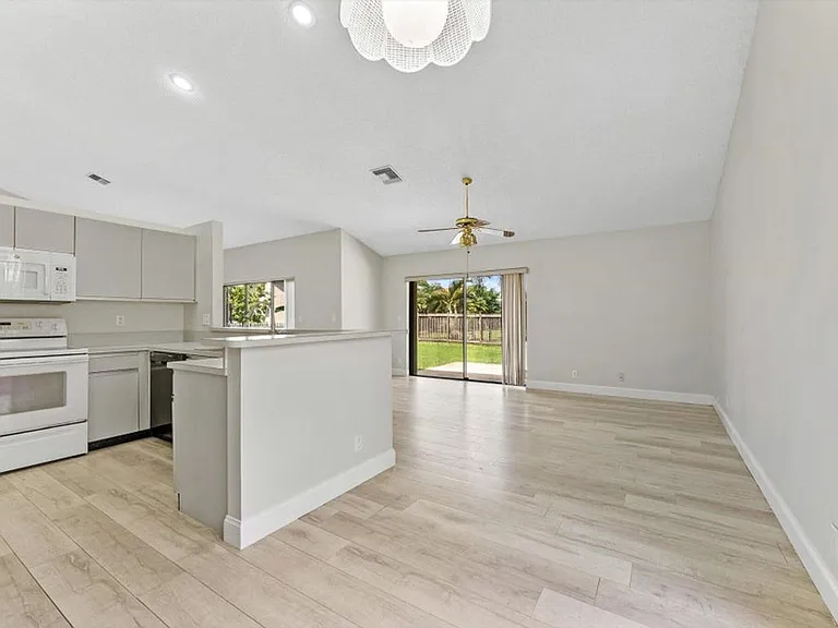 5809 Sun Pointe Cir — Photo 8