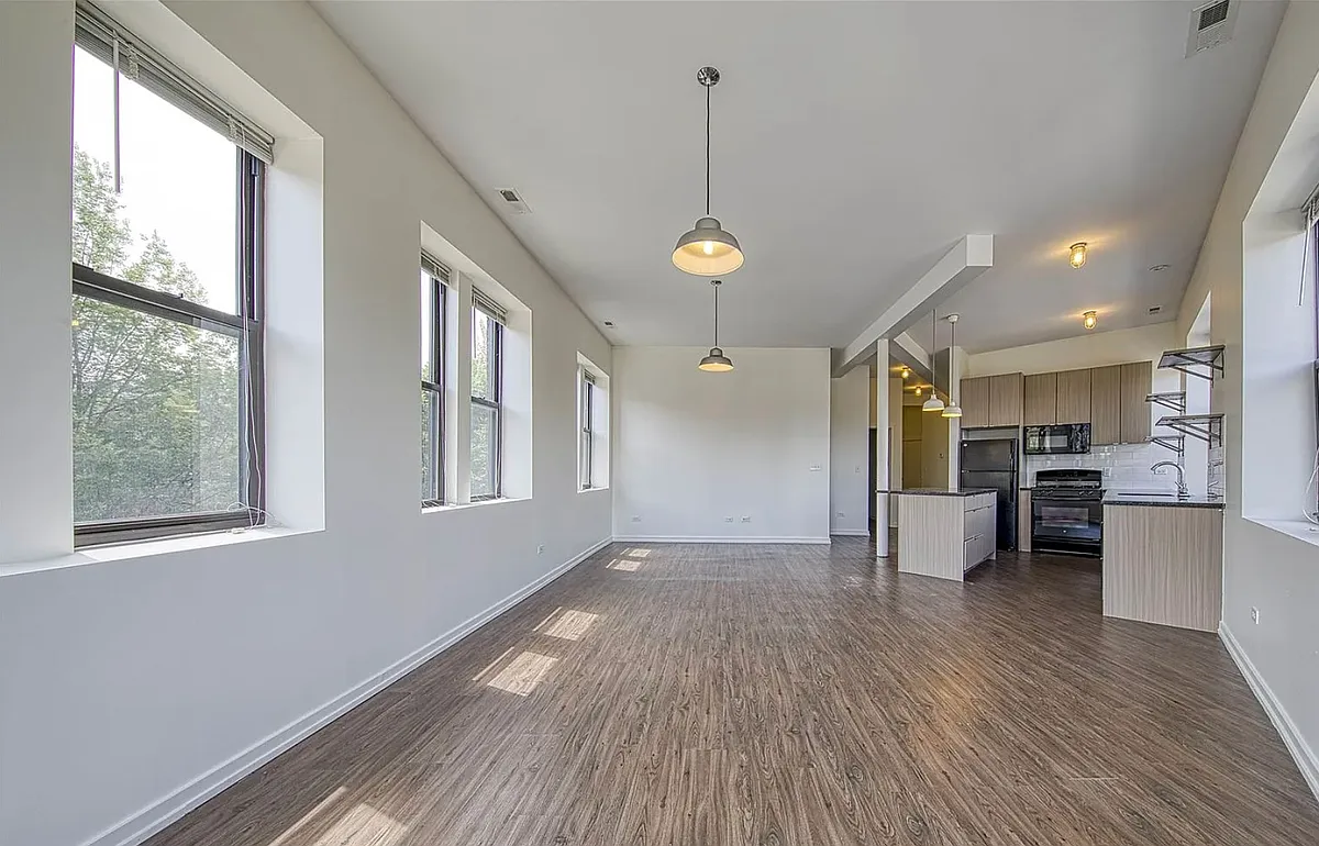 Building Photo - 5600 N Ridge Ave #206