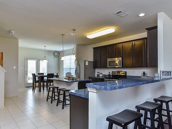 4th image of 210 Palomino Dr