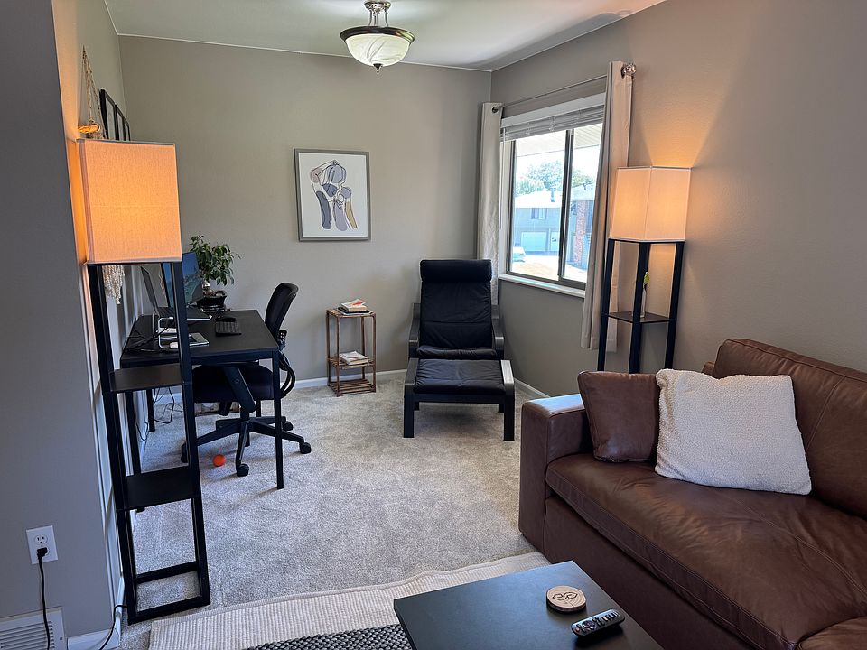 Office/dining nook