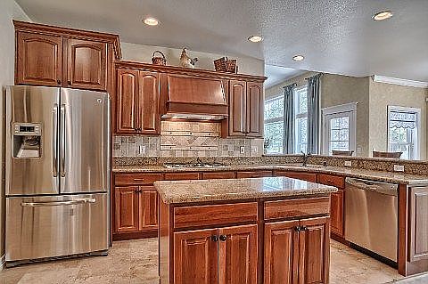 Gourmet kitchen w/stainless appliances