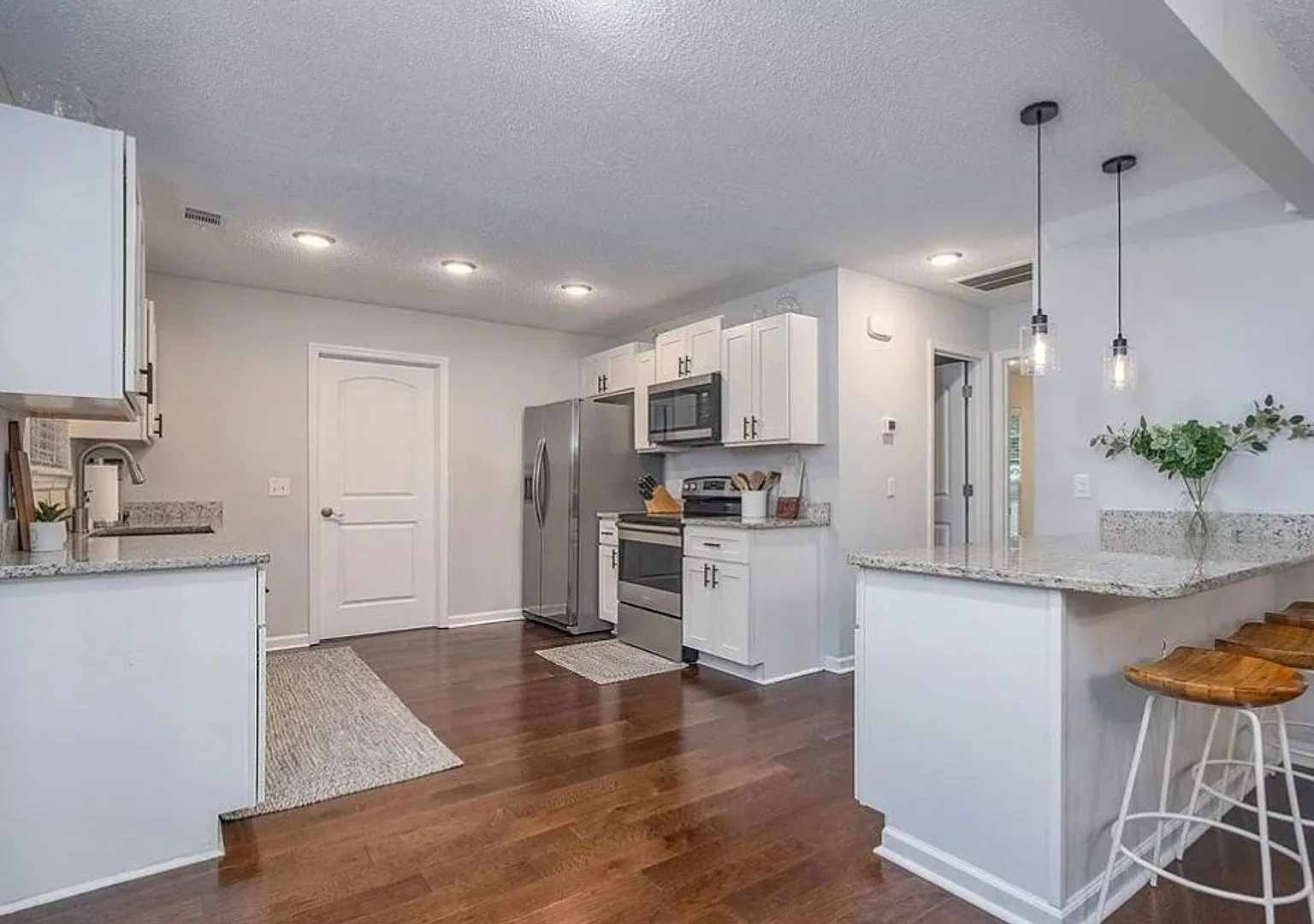 Stunning 4 bedroom 2.5 bath home, Located in Savannah, Ga! — Photo 3