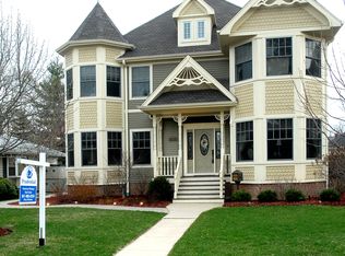 19 E Pine Ave, Roselle, IL 60172