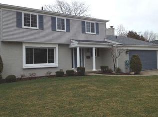 1004 Canterbury Rd, Grosse Pointe Woods, MI 48236