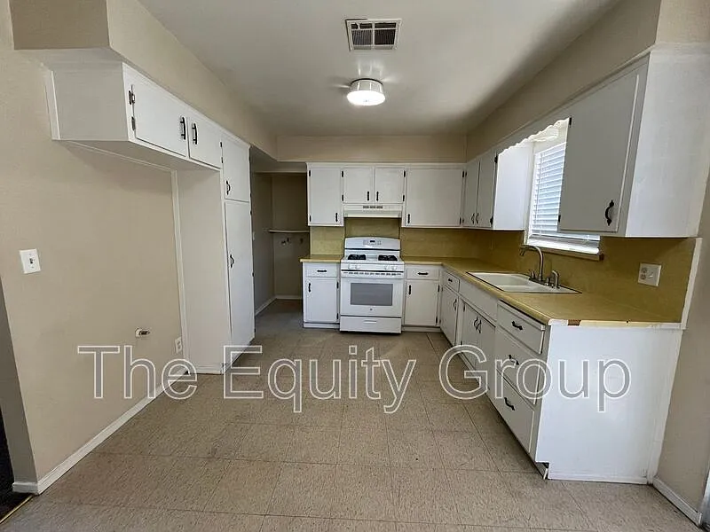 3 bed, 2.0 bath, 925 sqft, $1,300 — Photo 4
