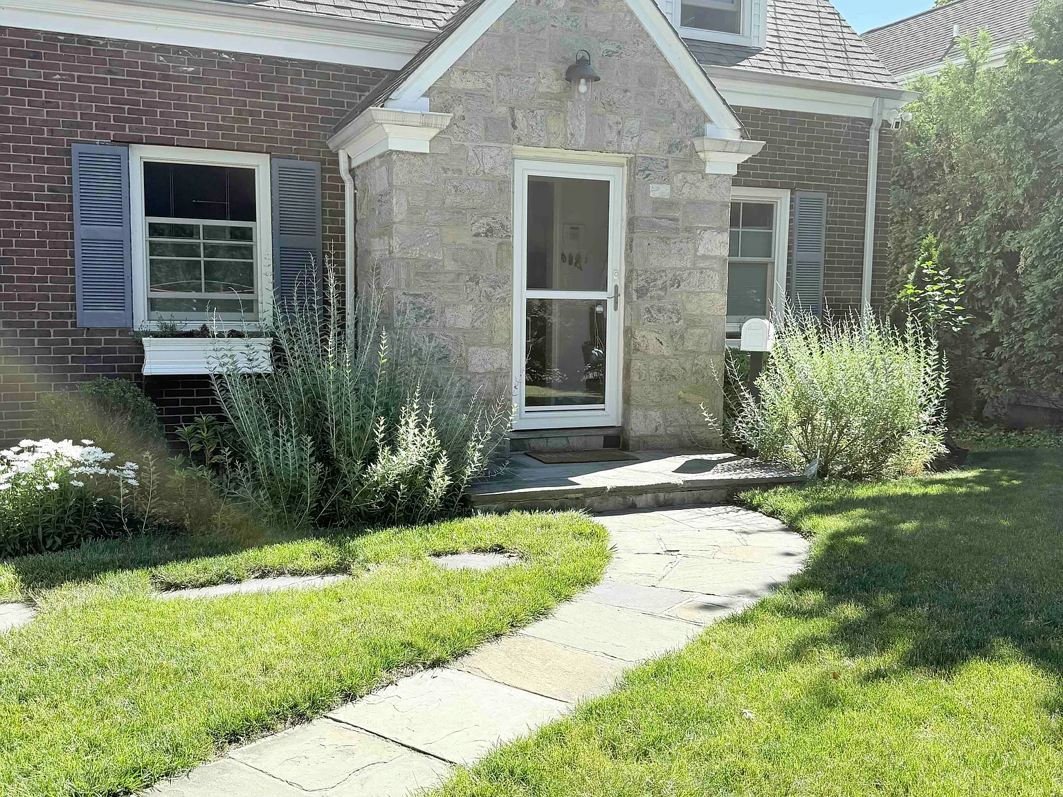 3 bed, 1.5 bath, 1675 sqft, $8,300 — Photo 1