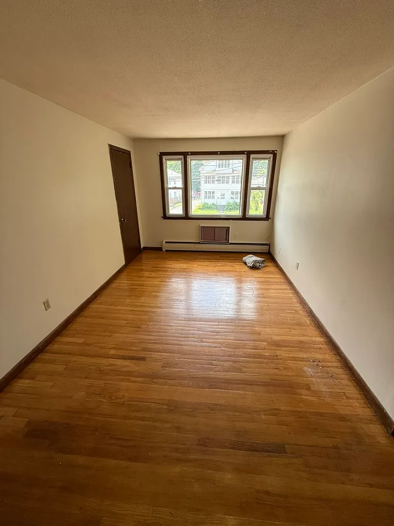 372 Park St — Photo 2