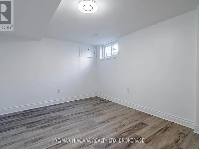 22 Chantler Rd #LOWER — Photo 9