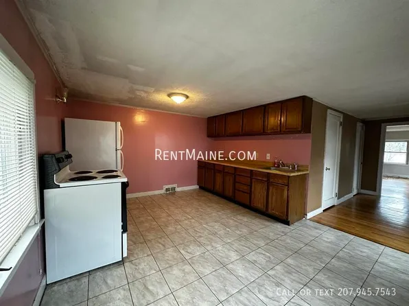 142 Pine St APT 3, Bangor, ME 04401