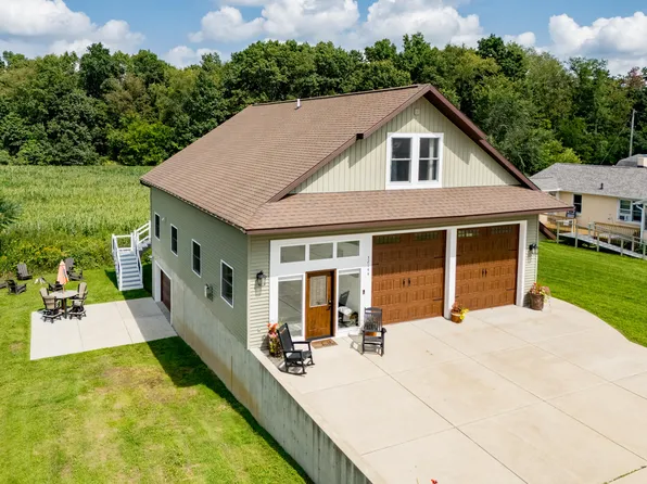 32144 Chamberlin Dr, Lawton, MI 49065