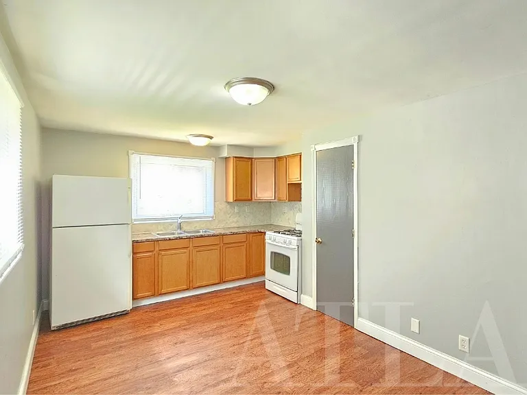 809 Hobart St — Photo 7