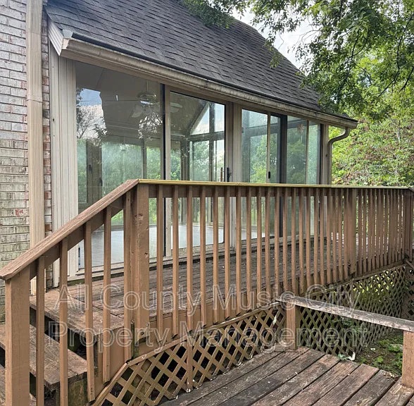 553 Owendale Dr — Photo 15