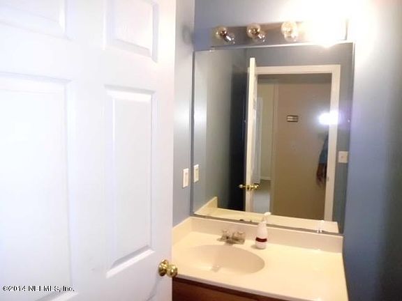 hall bath (2)