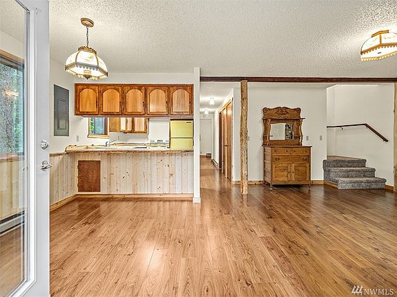 2nd image of 121 Sherwood Ln