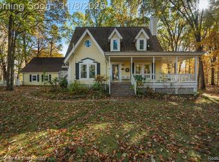 10834 Naturelle Dr, South Lyon, MI 48178