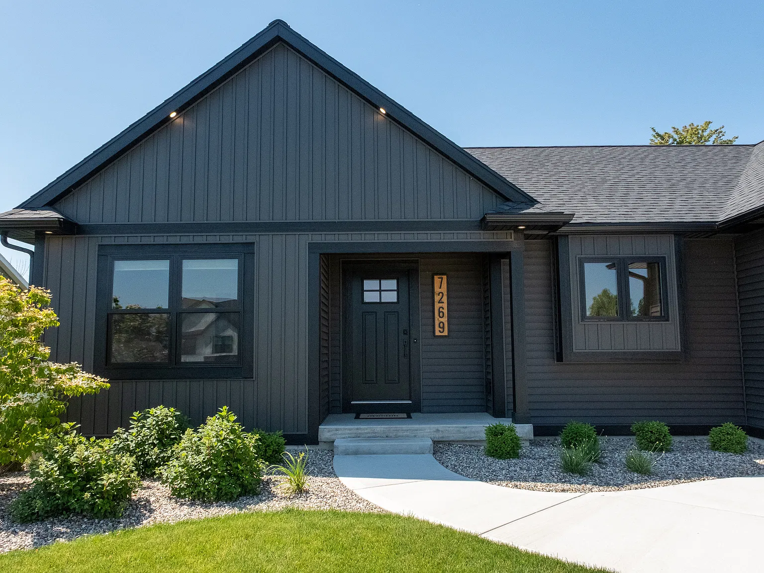 7269 Yellowstone Dr — Photo 2
