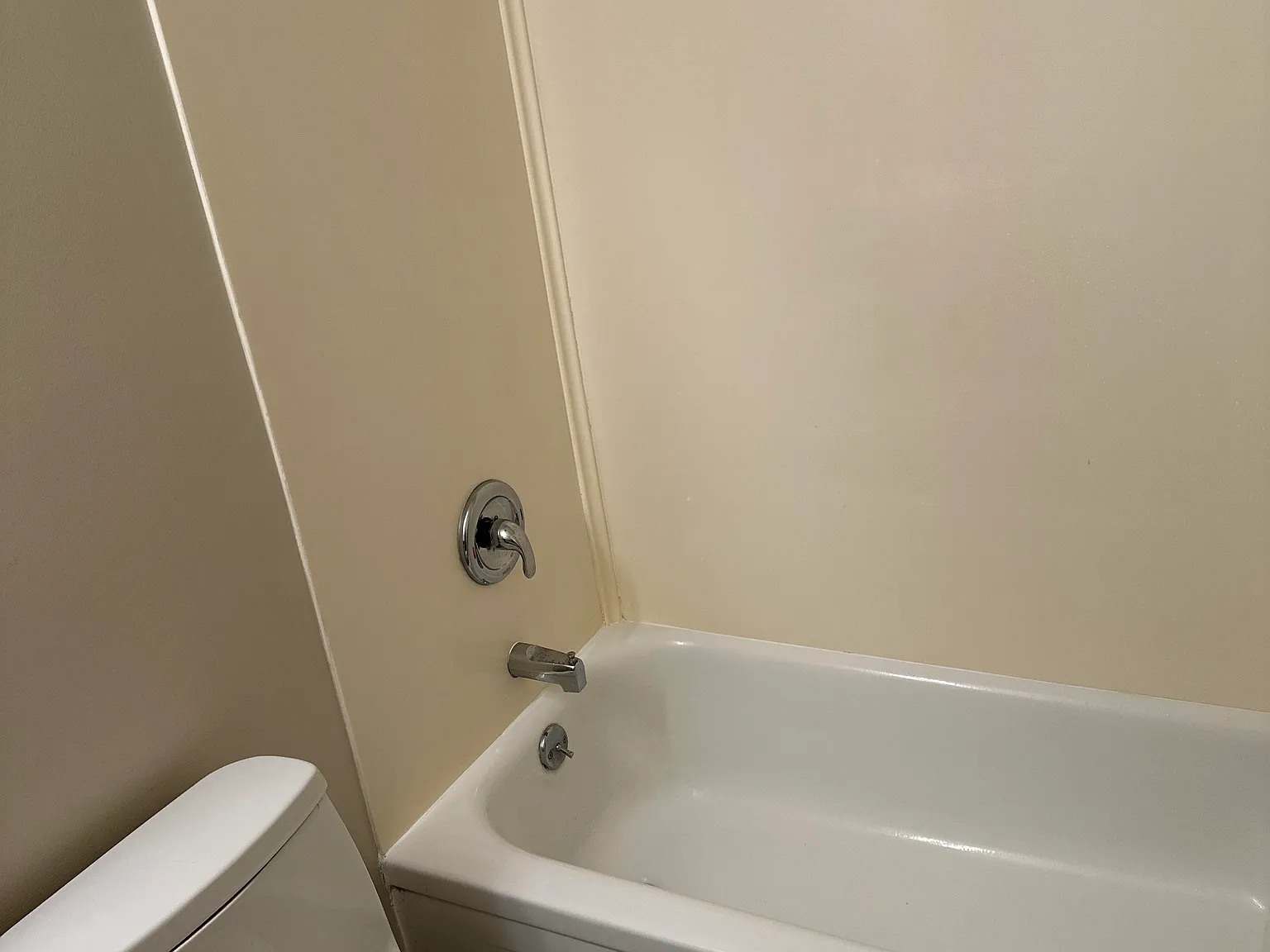 3 bed, 2.5 bath, 1900 sqft, $2,100 — Photo 3