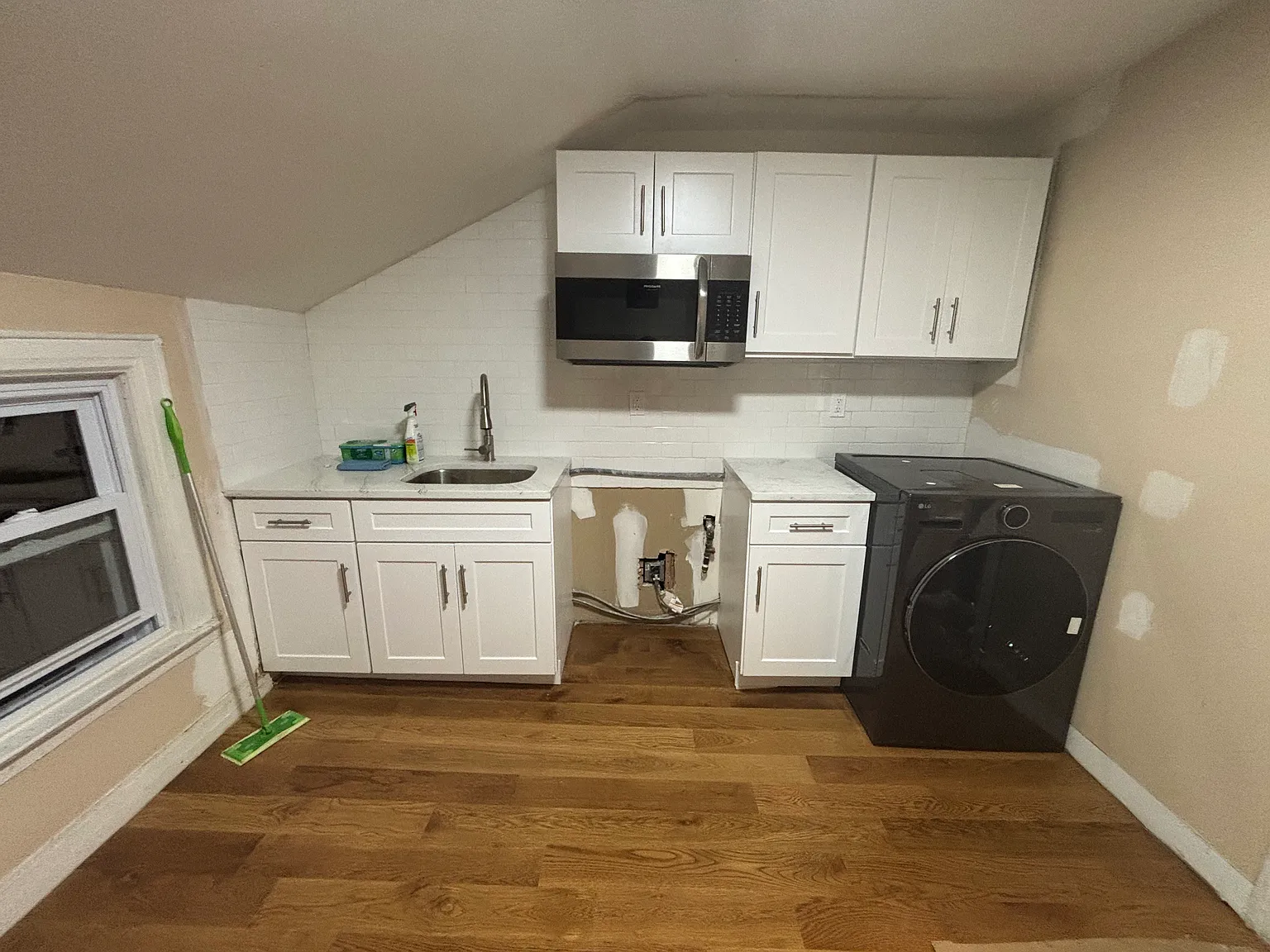 372 E 235th St Floor 3 photo 1