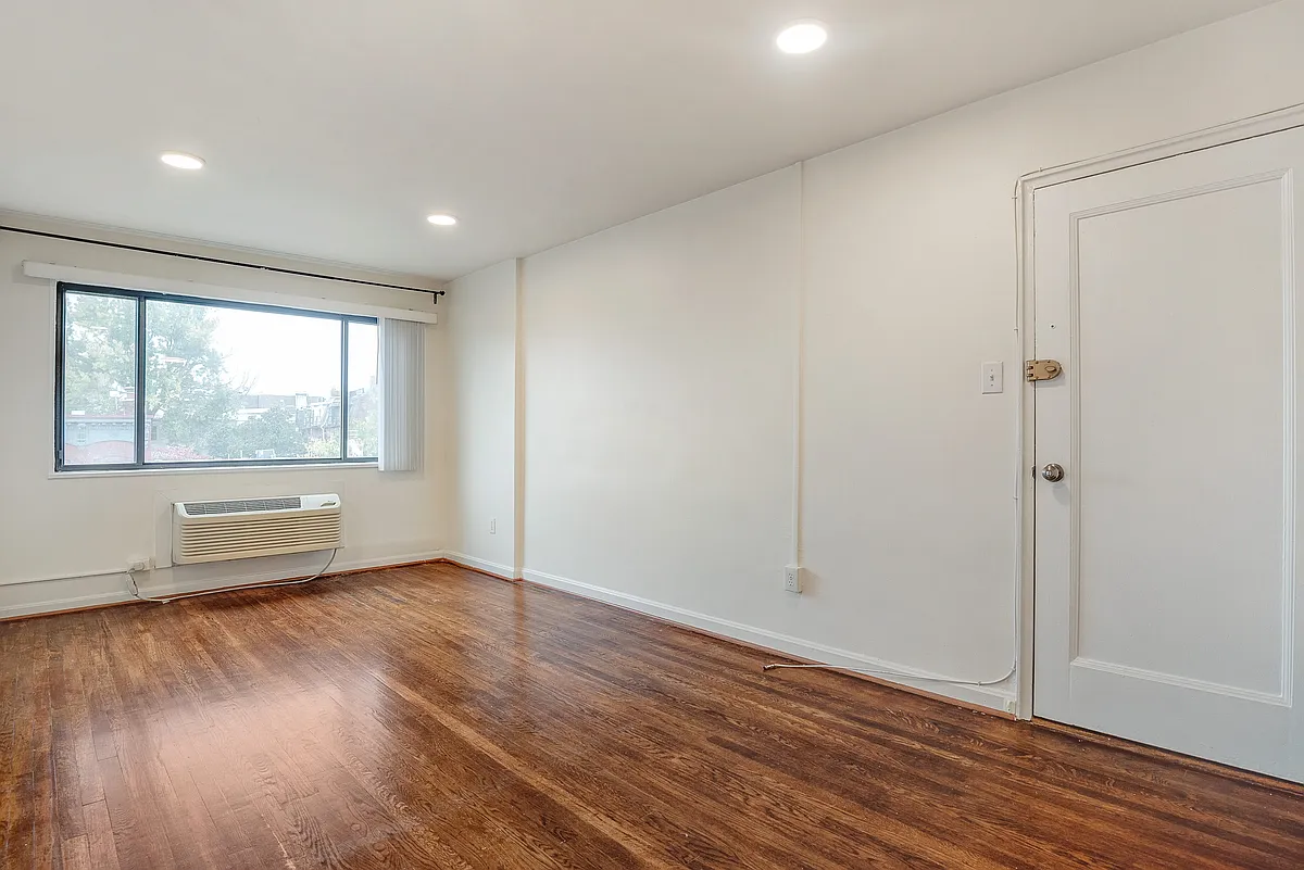 Building Photo - 408 Independence Ave SE #202