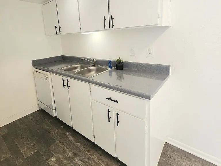 Park West Apartments — Photo 33