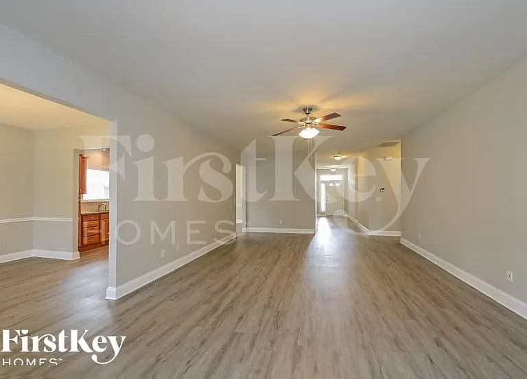 4960 Long Grove Dr — Photo 2