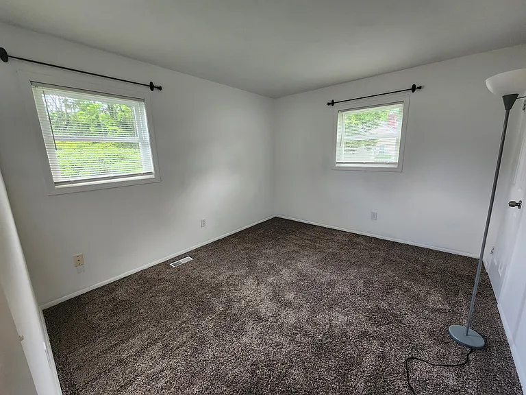 332 N River Rd — Photo 31