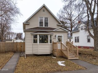 719 N 5th St, Grand Forks, ND 58203