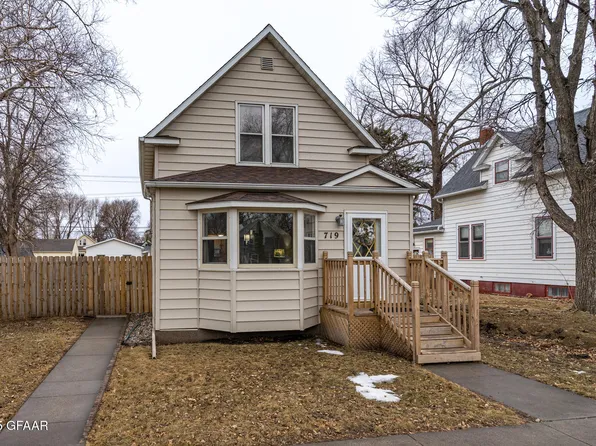 719 N 5th St, Grand Forks, ND 58203