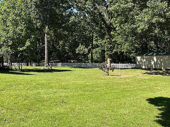 5th image of 301 Winchester Dr