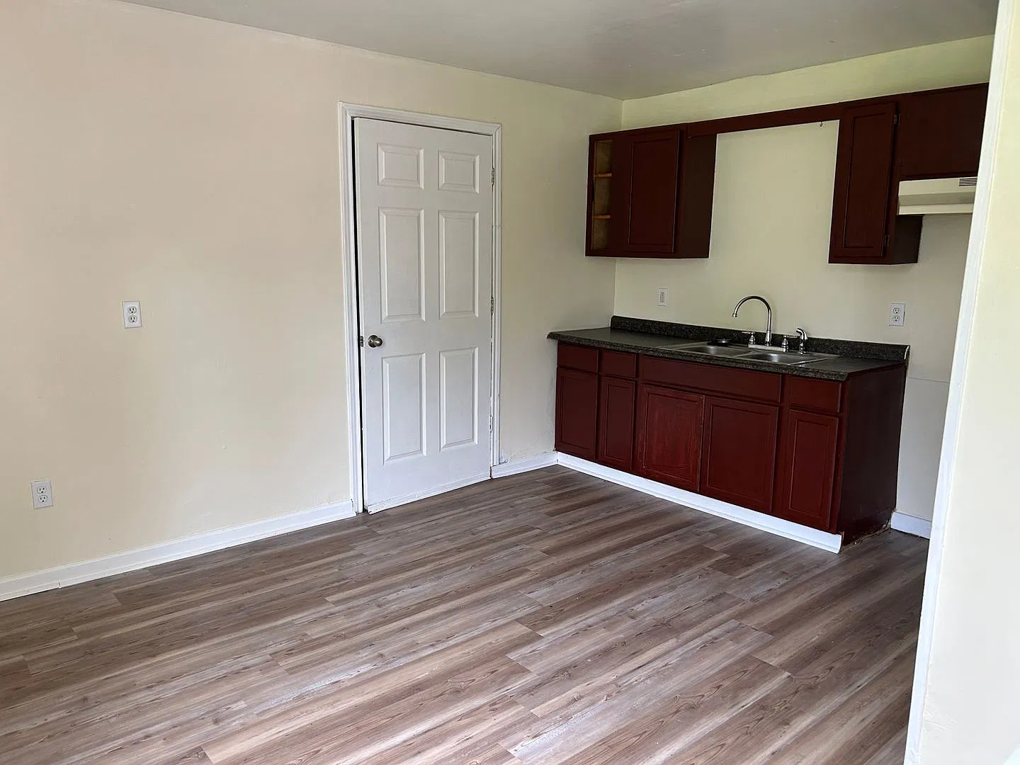 Central air and Heat 4 Bedroom home — Photo 2