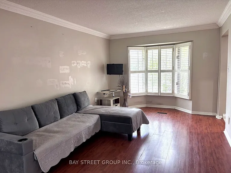 331 Green Ln — Photo 10