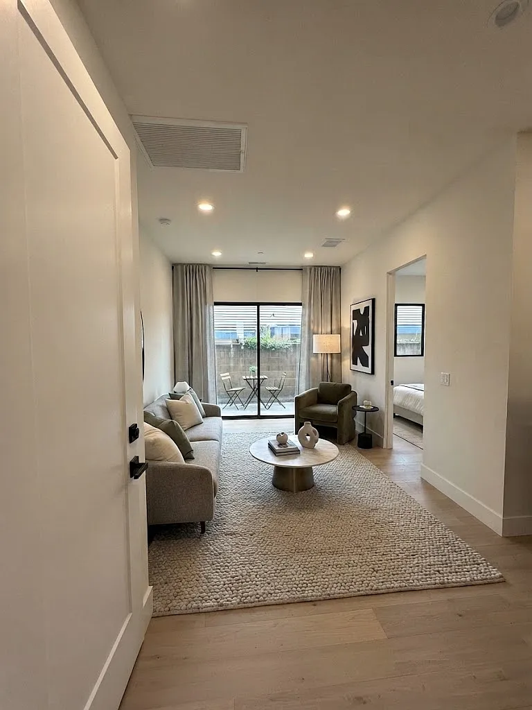 2 bed, 1000 sqft, $3,200 — Photo 2