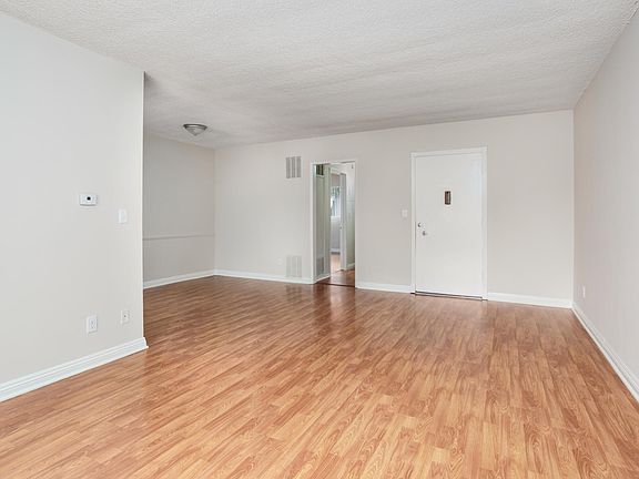 4th image of 12860 Oxnard St #7