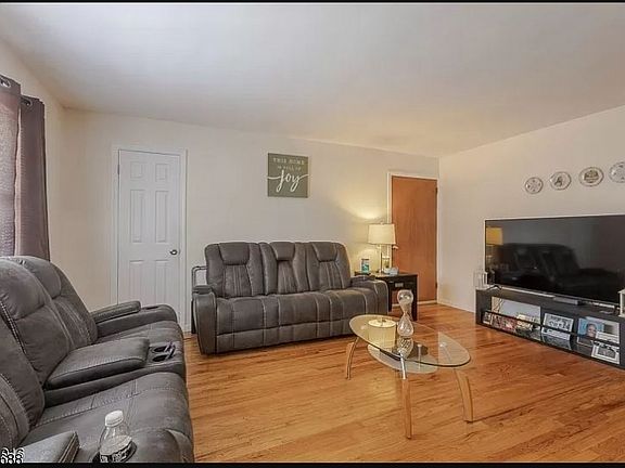 4th image of 612 W 2nd Ave