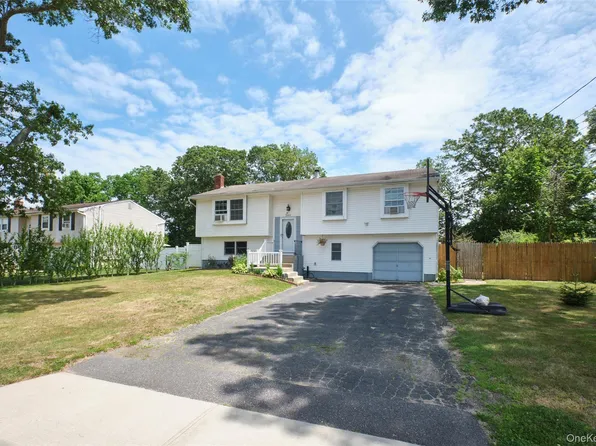 349 Randall Road, Ridge, NY 11961