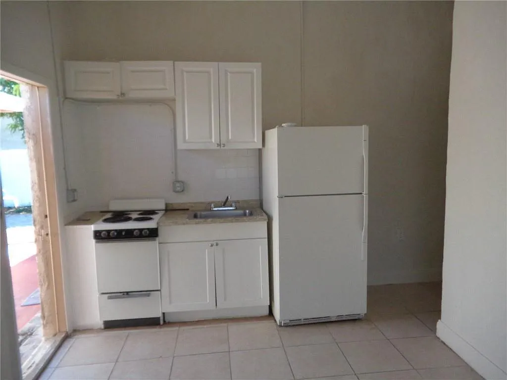 2 bed, 1.0 bath, 1196 sqft, $1,600 — Photo 1