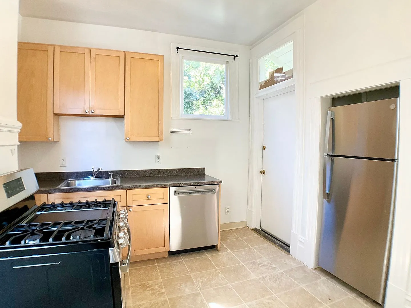 Top Floor Full Floor Flat! Dual-Pane Windows, Dishwasher, Laundry On-Site! — Photo 4