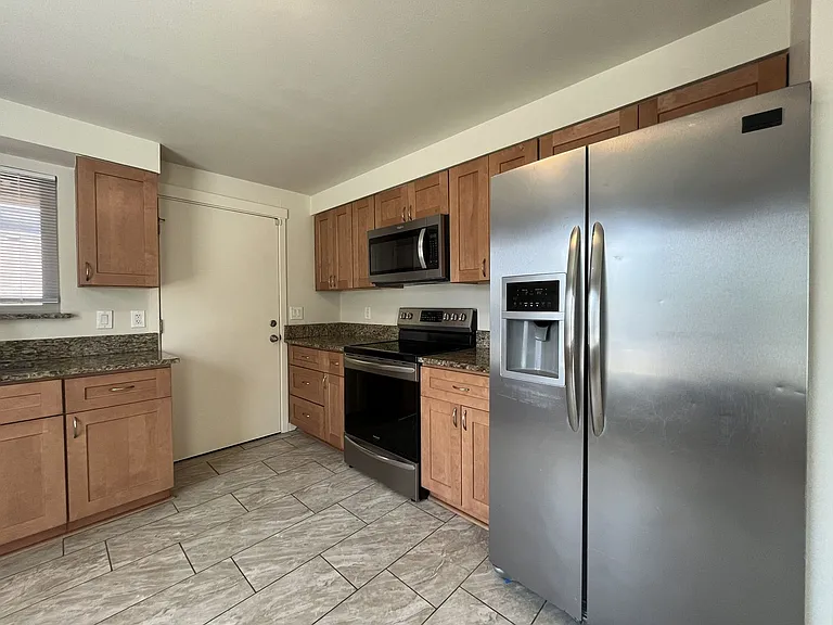 Bright and Airy Home with Stainless Steel Kitchen, Vaulted Ceilings & Washer + Dryer — Photo 22