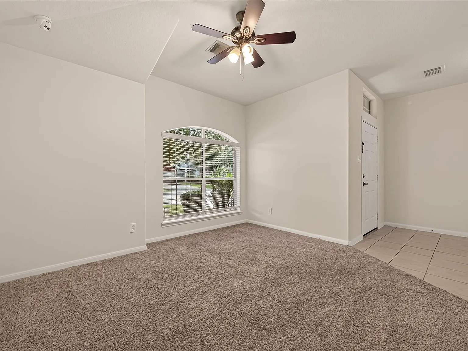 3 bed, 2.0 bath, 1903 sqft, $2,300 — Photo 4