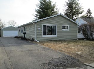 521 Highland Ave, Woodstock, IL 60098