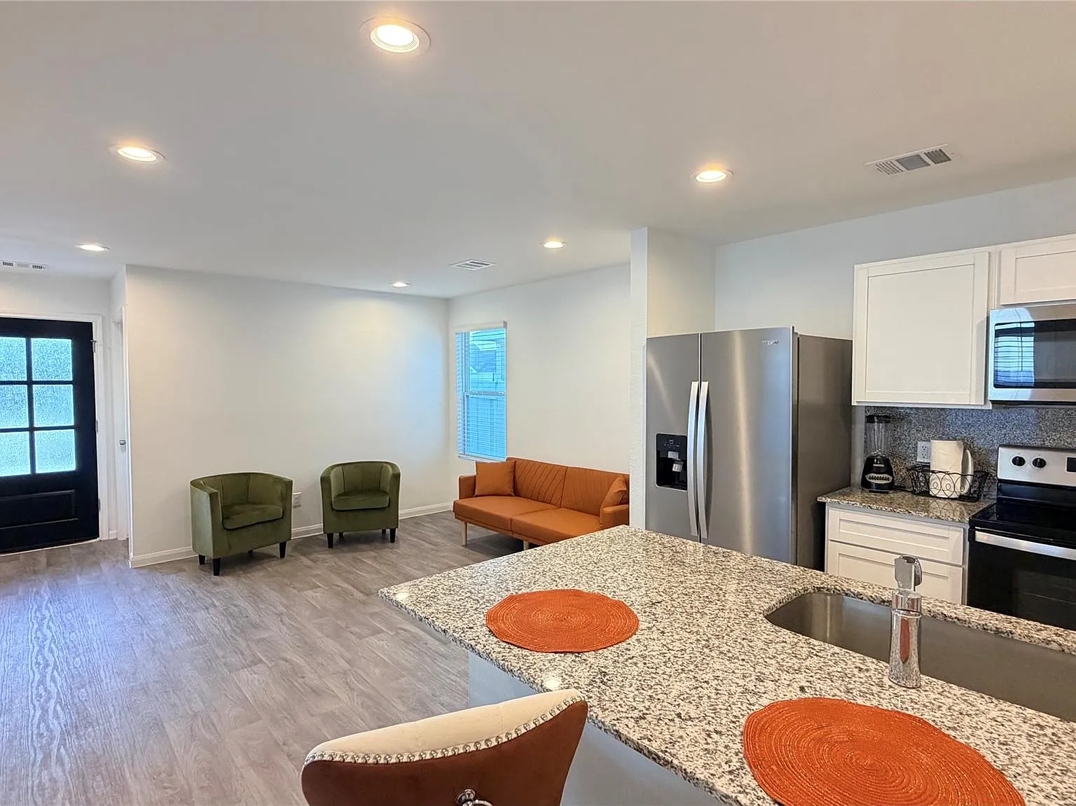 2 bed, 2.0 bath, 879 sqft, $1,550 — Photo 2