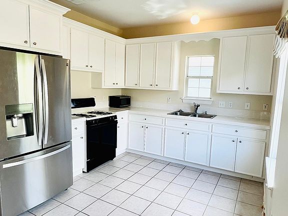 4th image of 1633 Arlington St #B