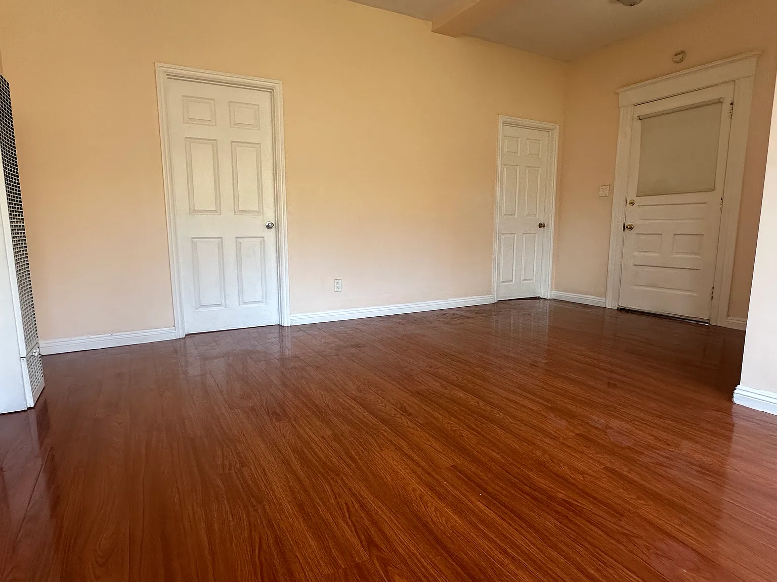 3 bed, 1300 sqft, $3,950 — Photo 2